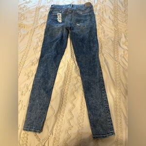 American Eagle Outfitters women’s  high-rise ripped jegging 6 Long. Never worn.
